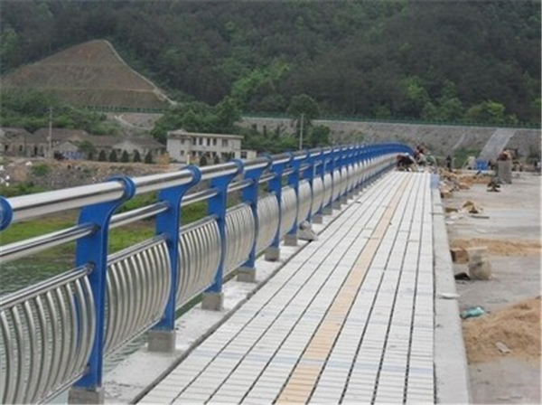 白沙不锈钢桥梁护栏的特性及其在现代建筑中的应用